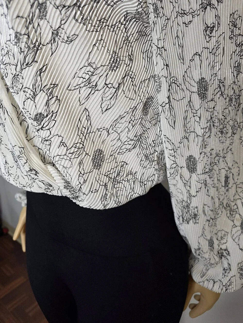 Astr White Floral Surplice Blouse Size US/M